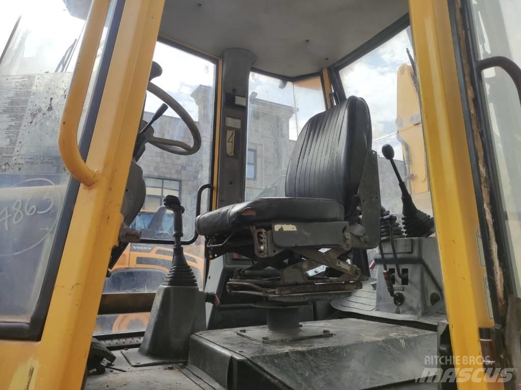Komatsu WB 92 A Экскаваторы-погрузчики