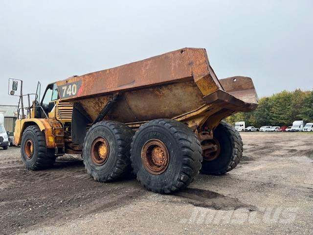 CAT 740 Шарнирно-сочленённые самосвалы