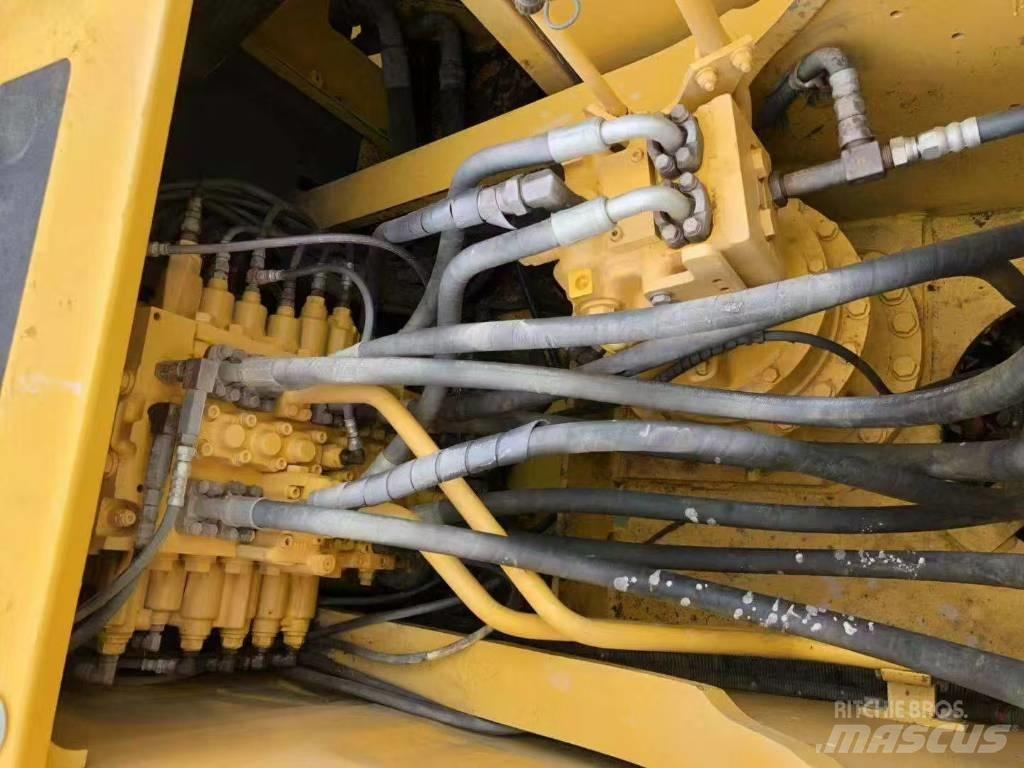 Komatsu 200-7 Гусеничные экскаваторы