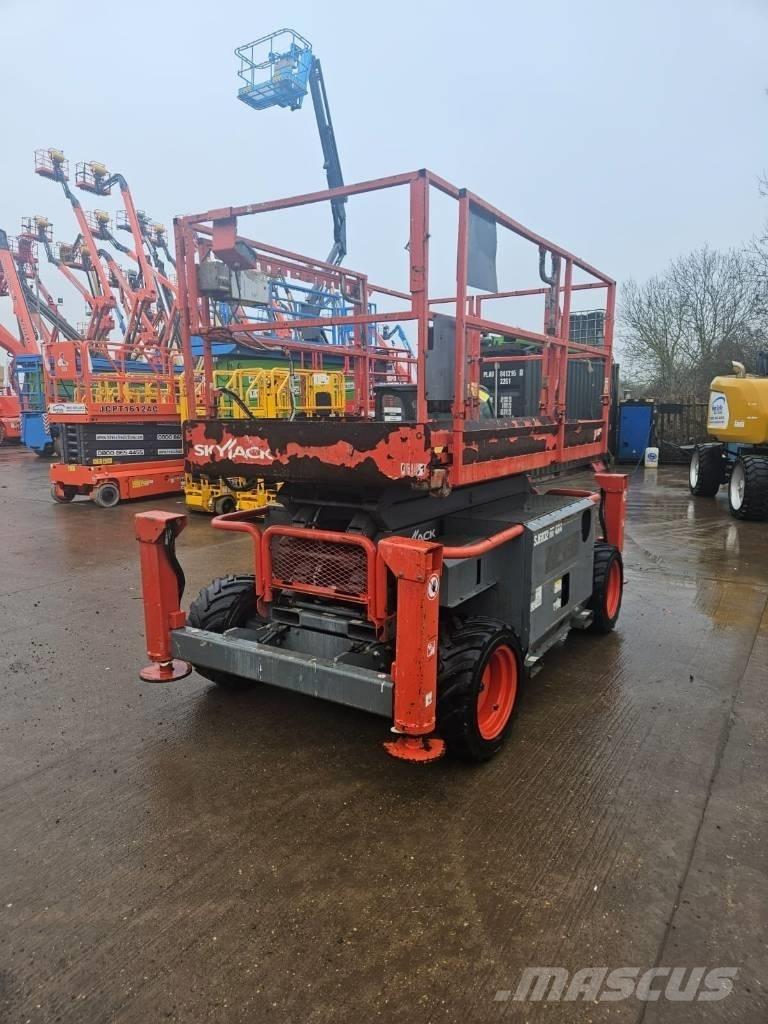 SkyJack 6832RT Ножничные подъемники