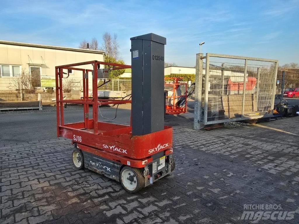 SkyJack SJ 16 Вертикальные мачтовые подъемники