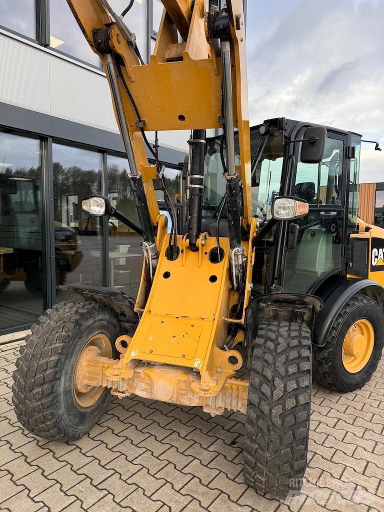 CAT 906M Фронтальные погрузчики