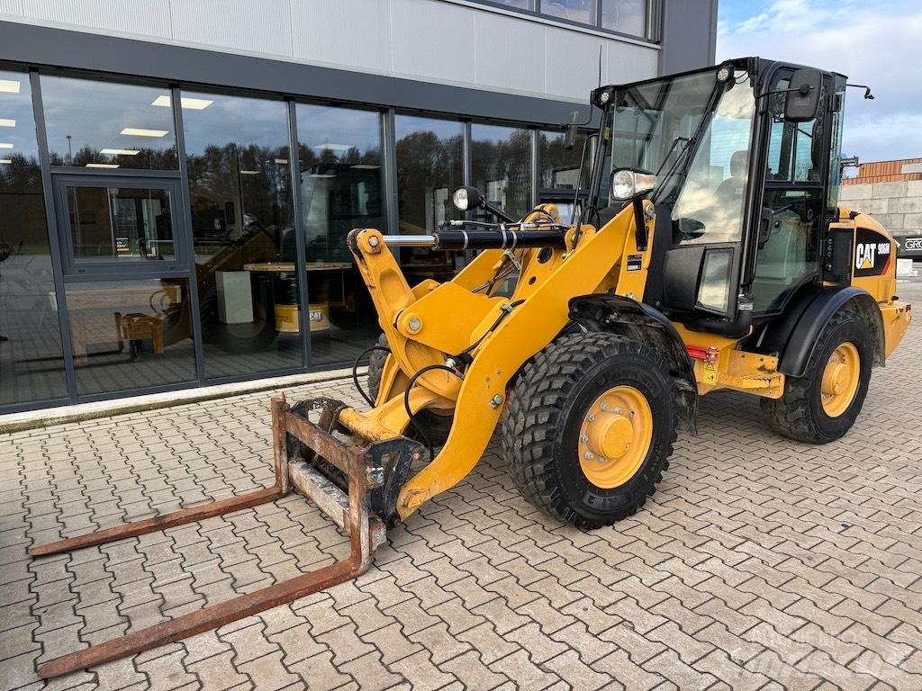 CAT 906M Фронтальные погрузчики