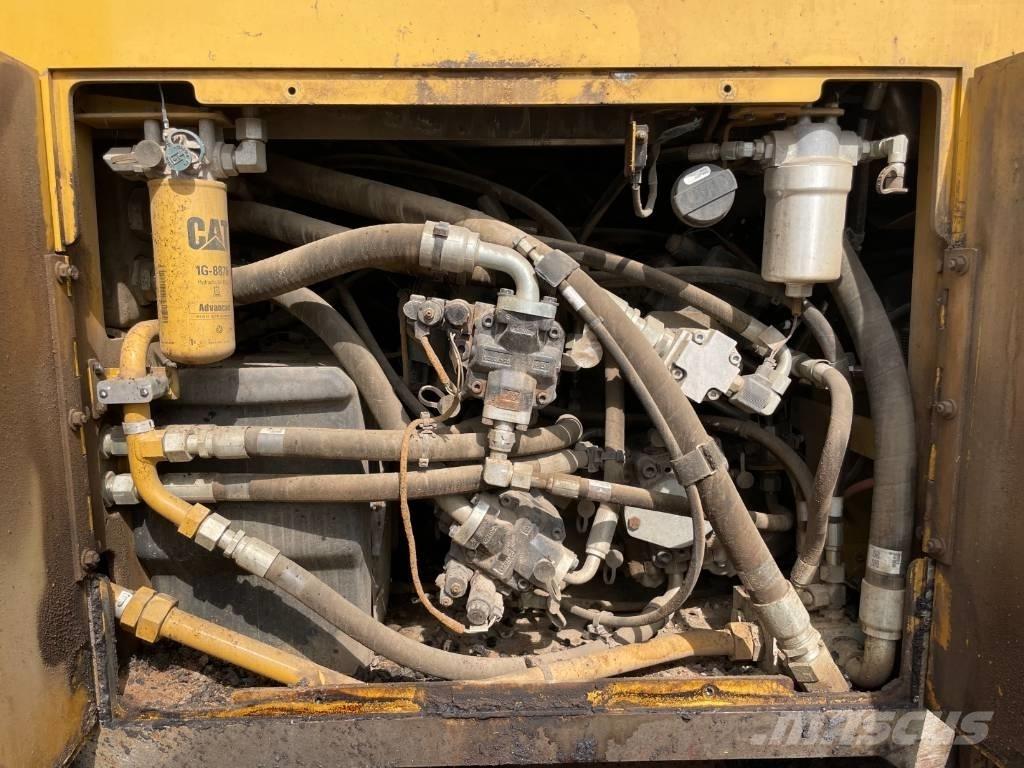CAT AP555F Асфальтоукладчики