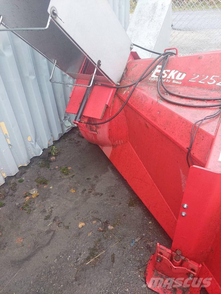 Esko 2252 H Снегоуборщики