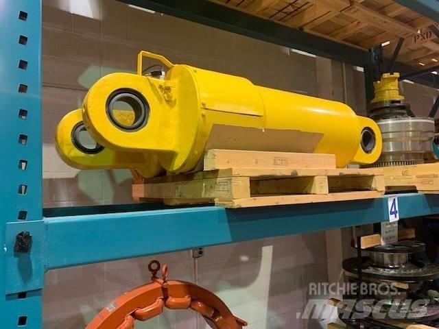 Komatsu 830 E Шарнирно-сочленённые самосвалы