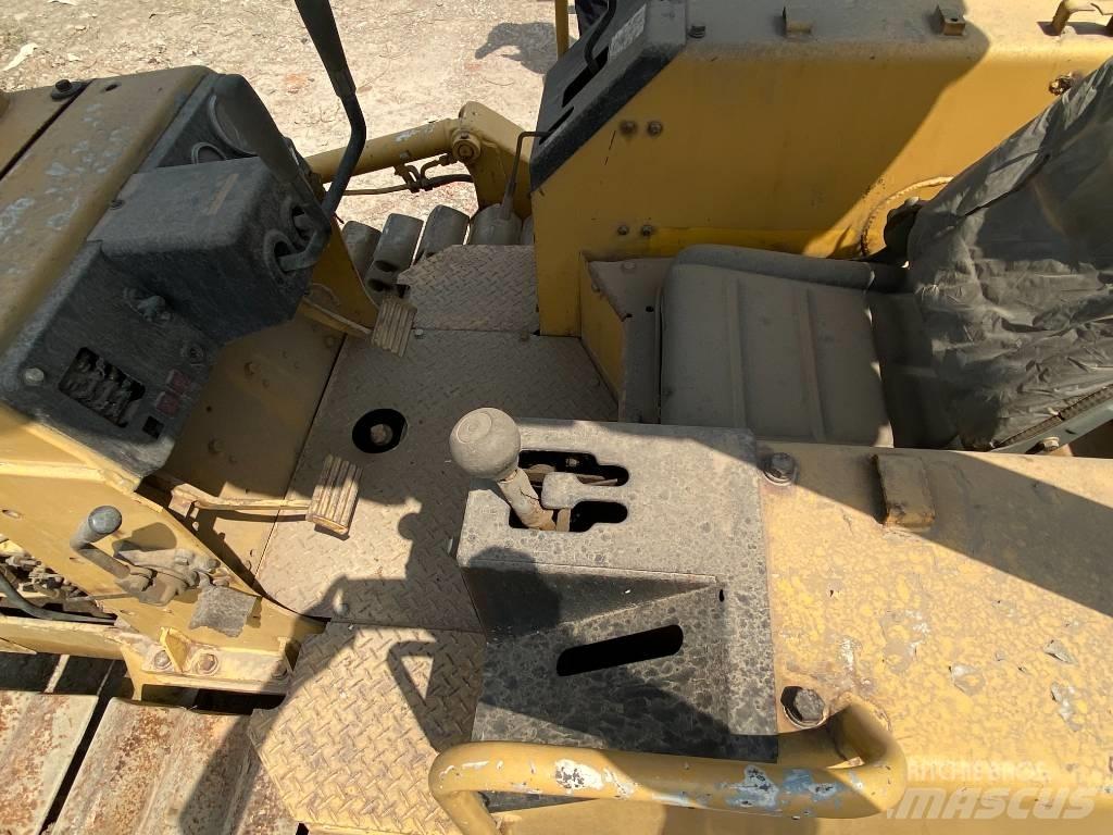 Komatsu D21P-6 Гусеничные бульдозеры