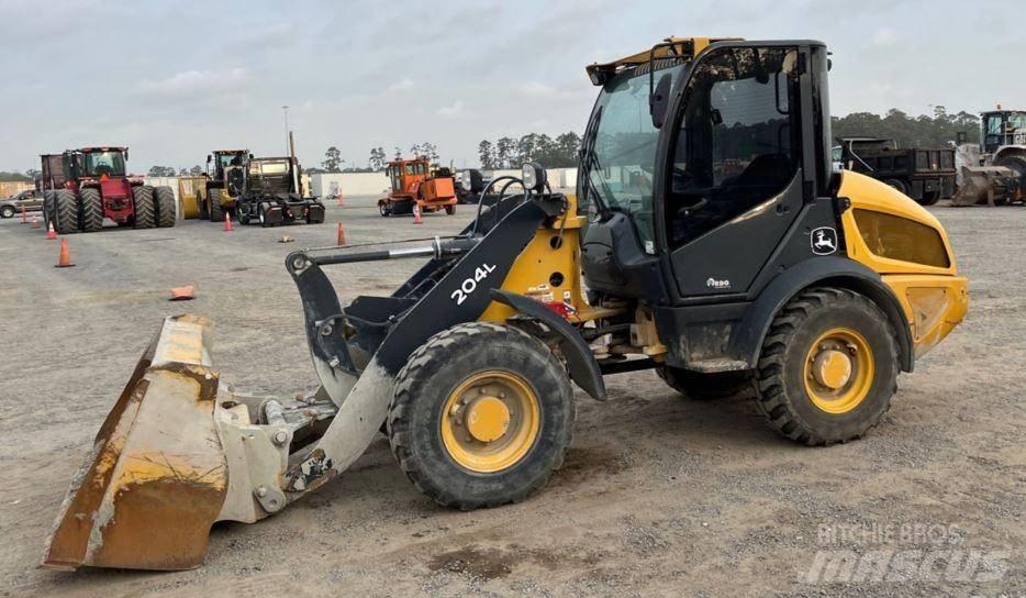 John Deere 204L Фронтальные погрузчики