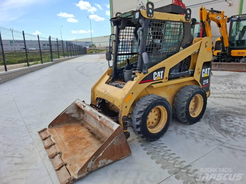 CAT 216 Мини-погрузчики