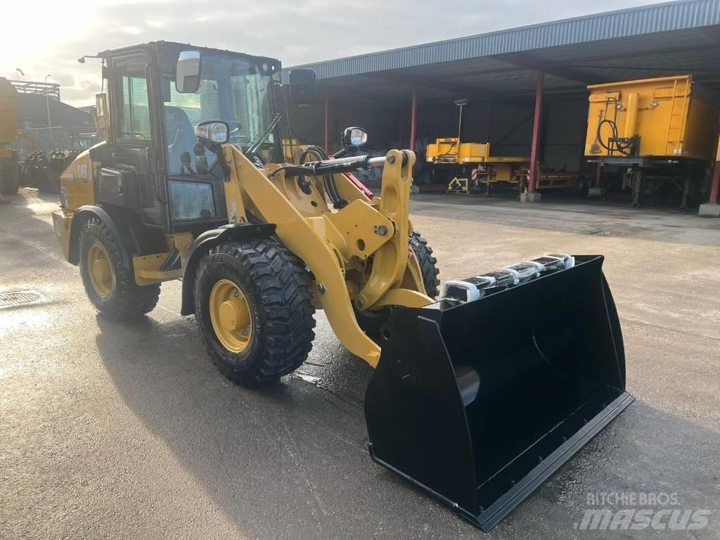 CAT 906 Фронтальные погрузчики