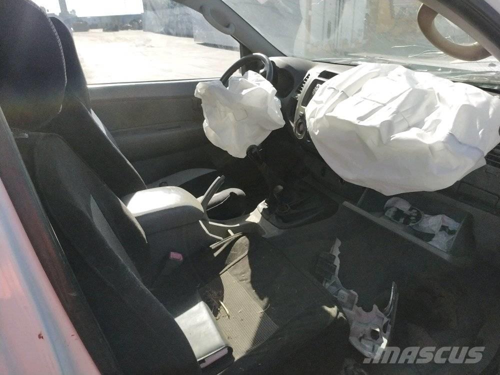 Toyota Hilux 4 Бортовые фургоны