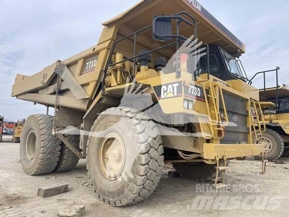 CAT 773D Шарнирно-сочленённые самосвалы