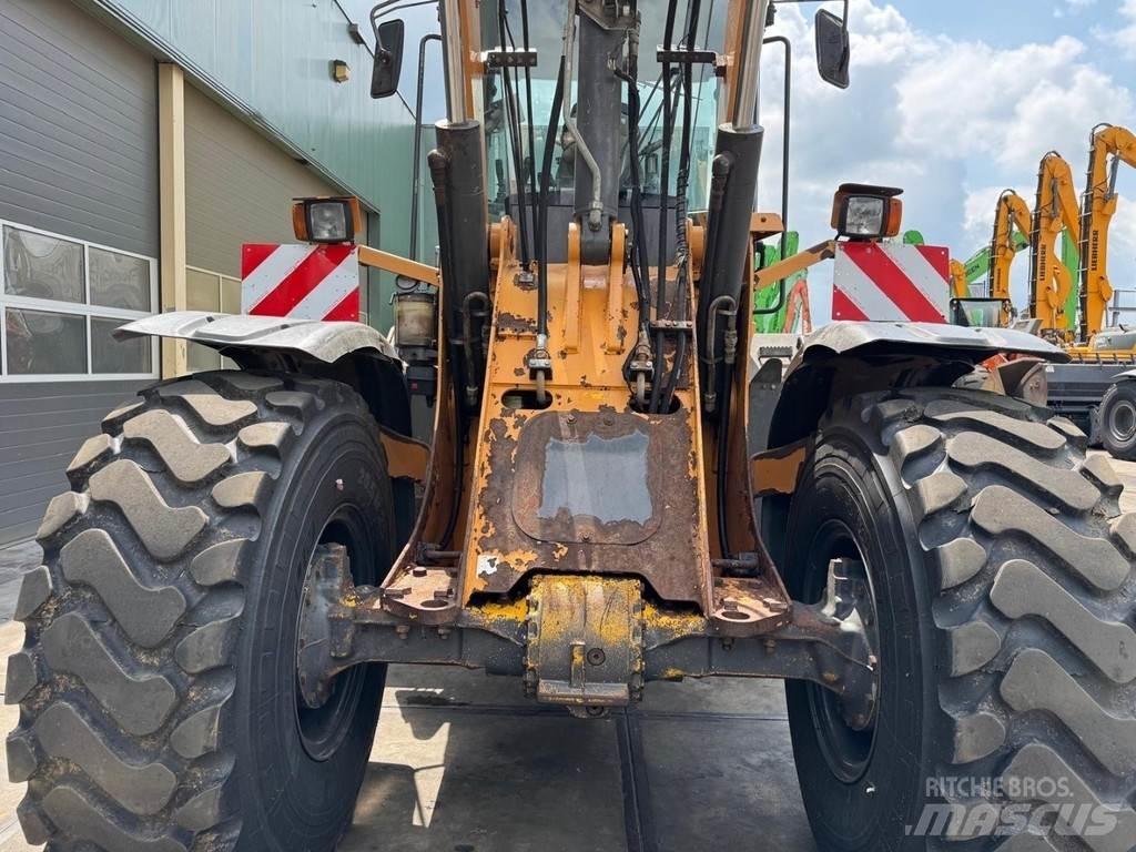 CASE 621F XR Фронтальные погрузчики