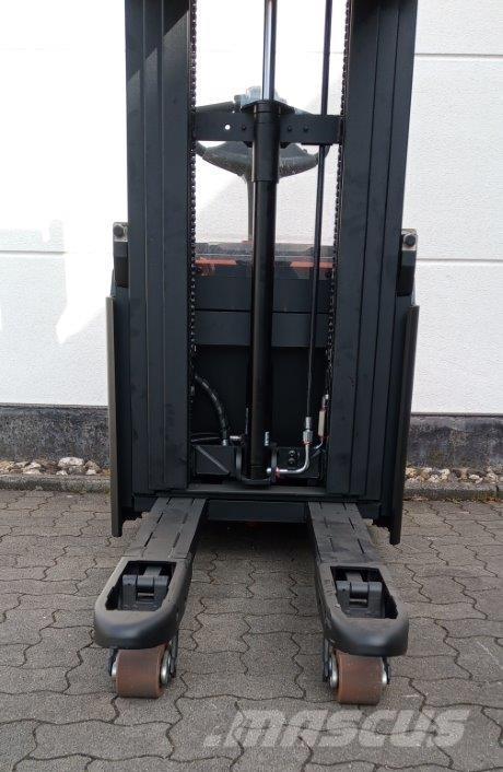 Toyota SWE120L Самоходные электроштабелёры