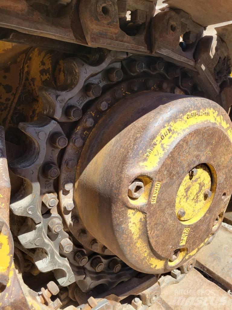 Komatsu D65EX-15 Гусеничные бульдозеры