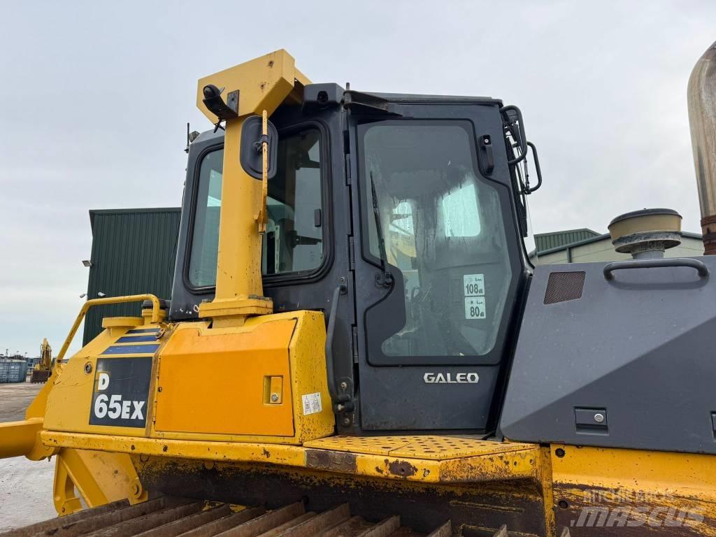 Komatsu D65EX-15 Гусеничные бульдозеры