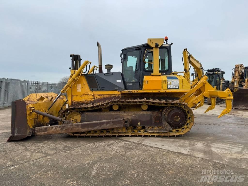 Komatsu D65EX-15 Гусеничные бульдозеры