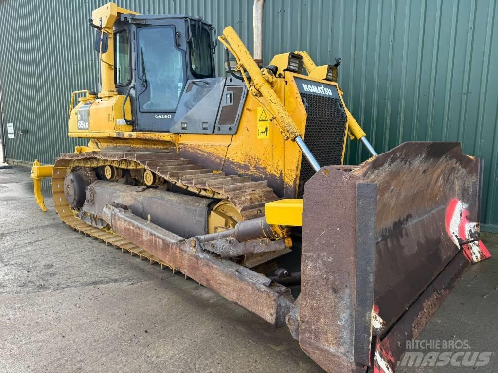 Komatsu D65EX-15 Гусеничные бульдозеры