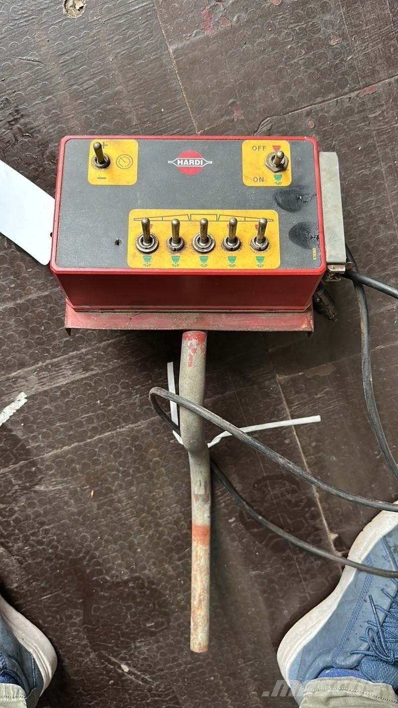 Hardi TZY 2400 Прицепные опрыскиватели