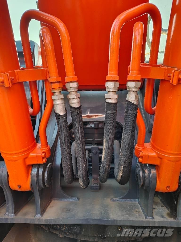 Hitachi ZX 210 Гусеничные экскаваторы