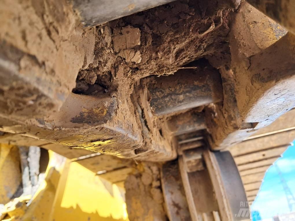 Komatsu D61PXI-24E0 Гусеничные бульдозеры