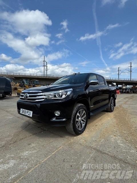 Toyota Hilux Бортовые фургоны
