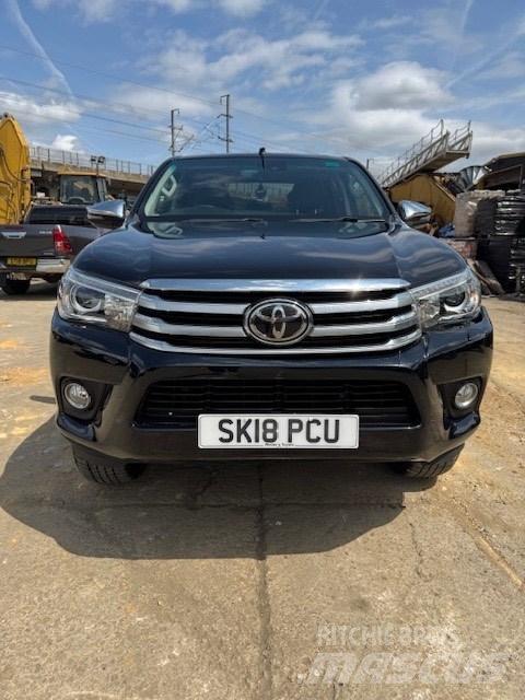 Toyota Hilux Бортовые фургоны