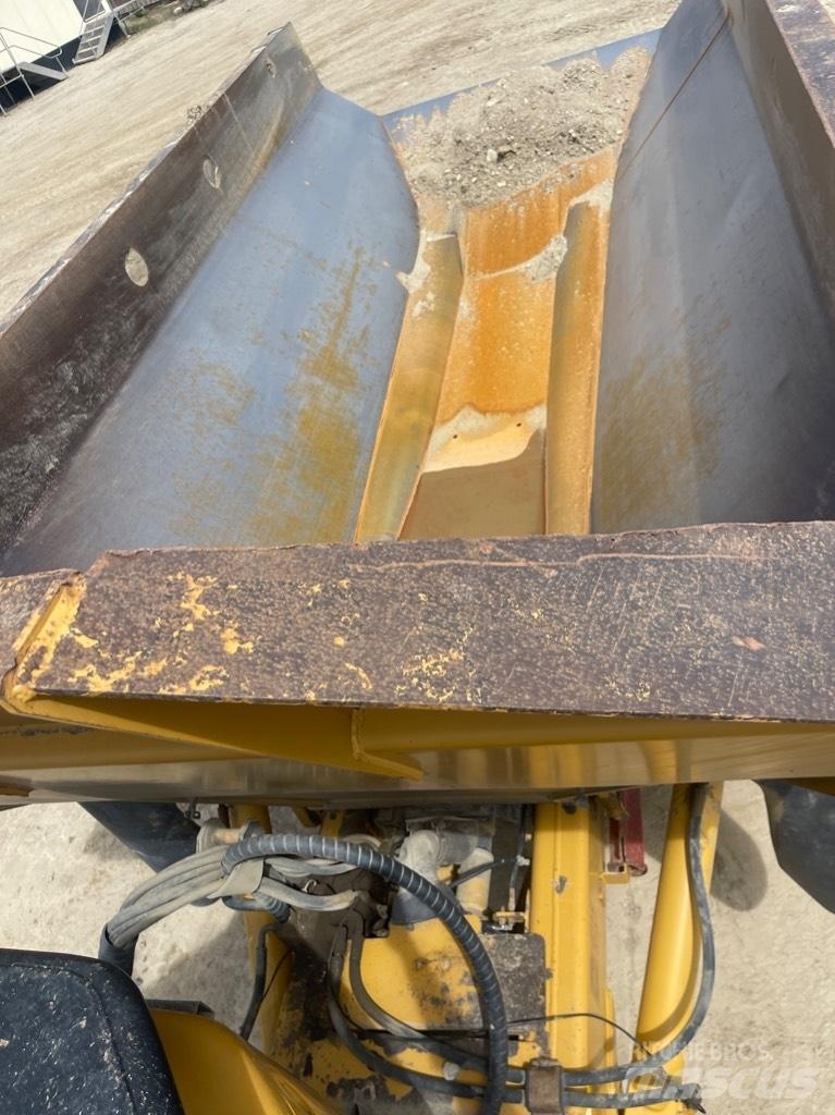 CAT 725 Шарнирно-сочленённые самосвалы