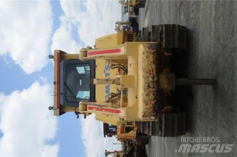 Komatsu D275A-5 Гусеничные бульдозеры