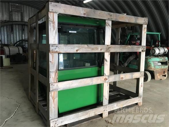 John Deere  Кабины и интерьер