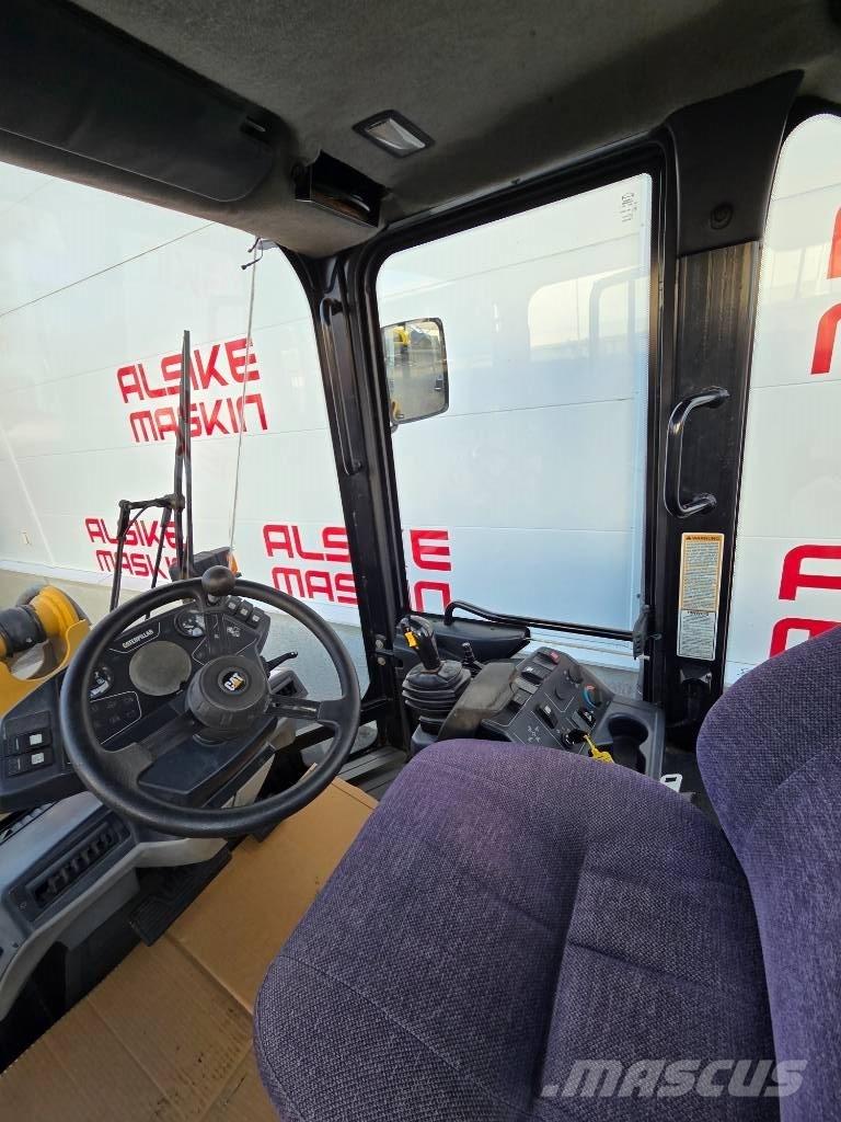 CAT 906 Фронтальные погрузчики
