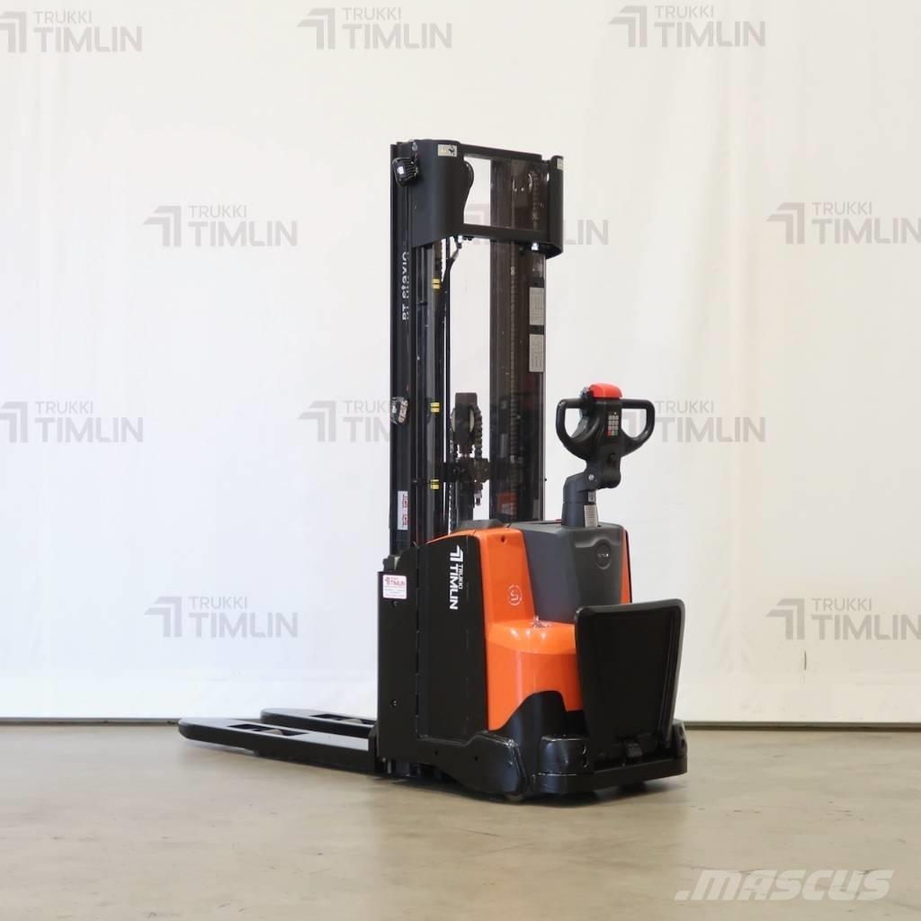 Toyota SWE120L Самоходные электроштабелёры