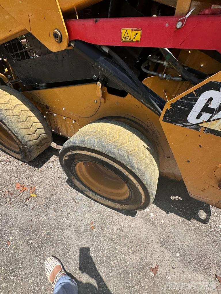 CAT 242 D Мини-погрузчики