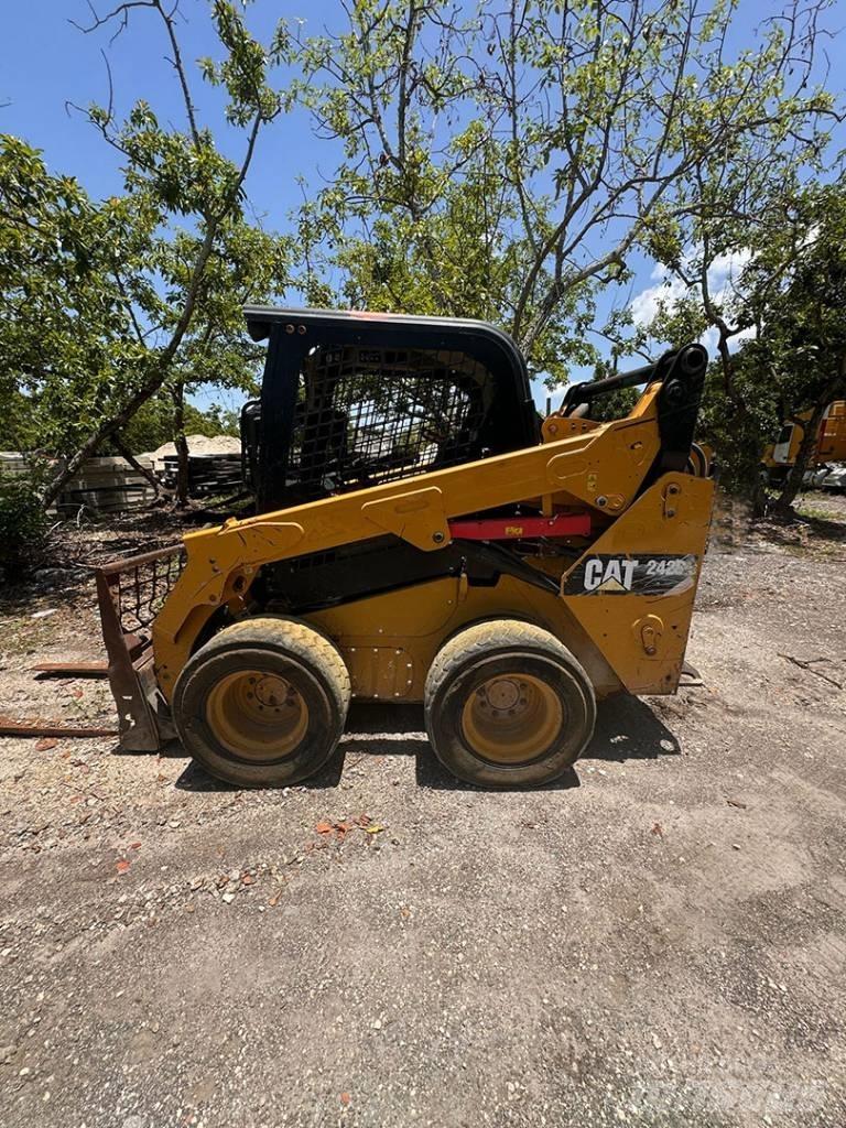 CAT 242 D Мини-погрузчики