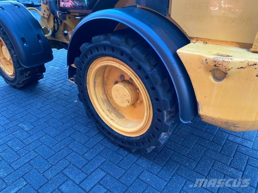 CAT 908M Фронтальные погрузчики