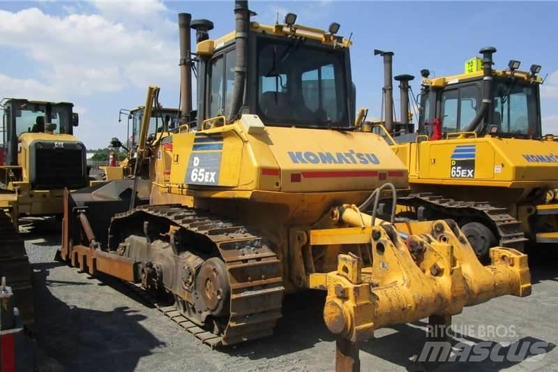 Komatsu D65 EX-16 Гусеничные бульдозеры