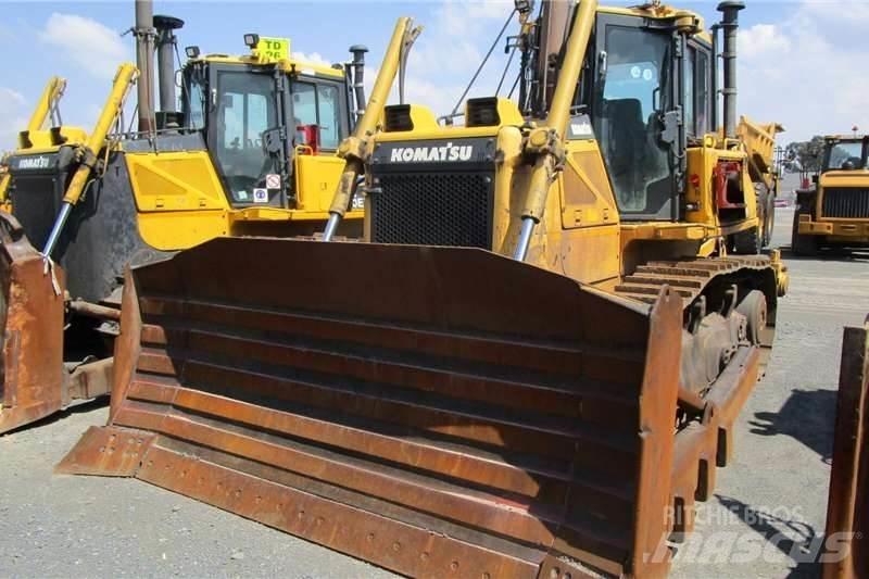 Komatsu D65 EX-16 Гусеничные бульдозеры
