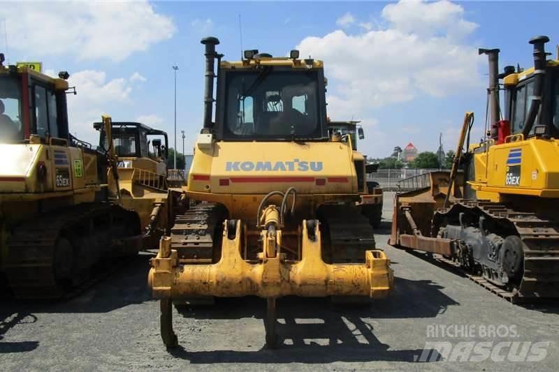 Komatsu D65 EX-16 Гусеничные бульдозеры