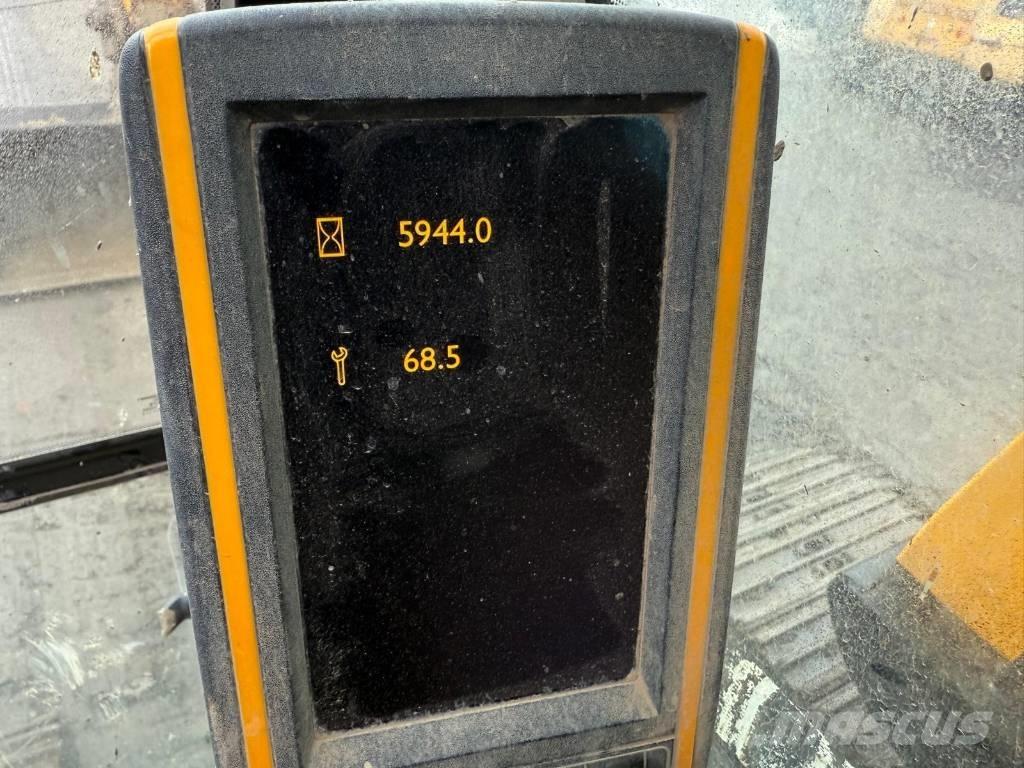 JCB JS 130 LC Гусеничные экскаваторы