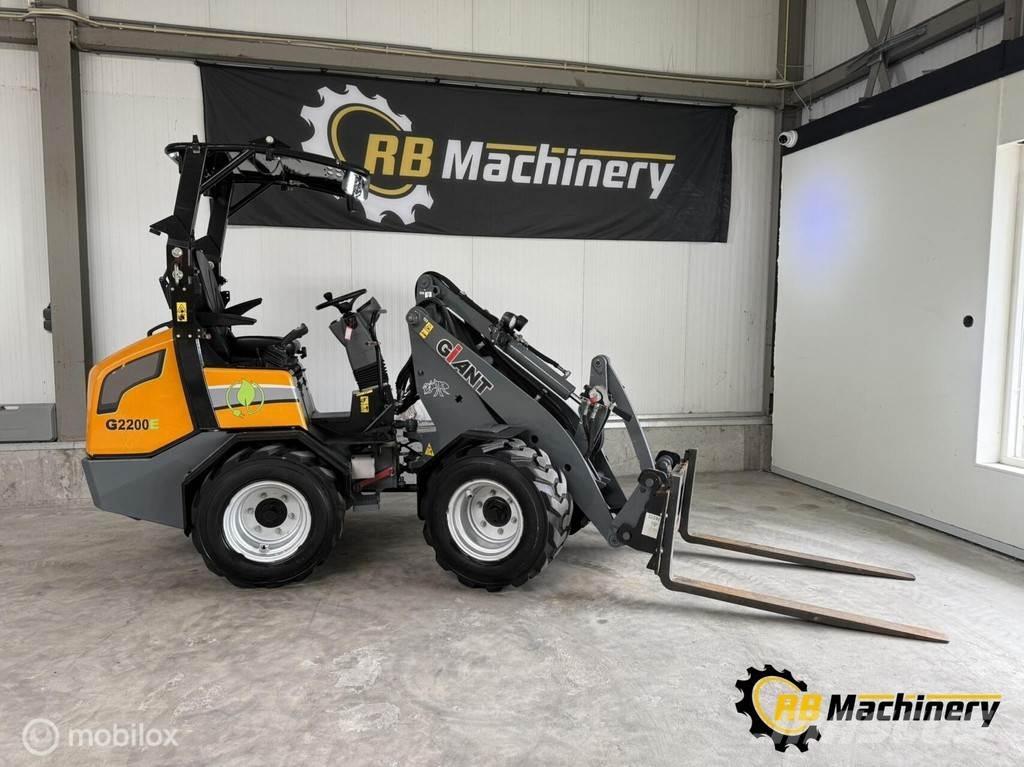 GiANT G2200E Фронтальные погрузчики
