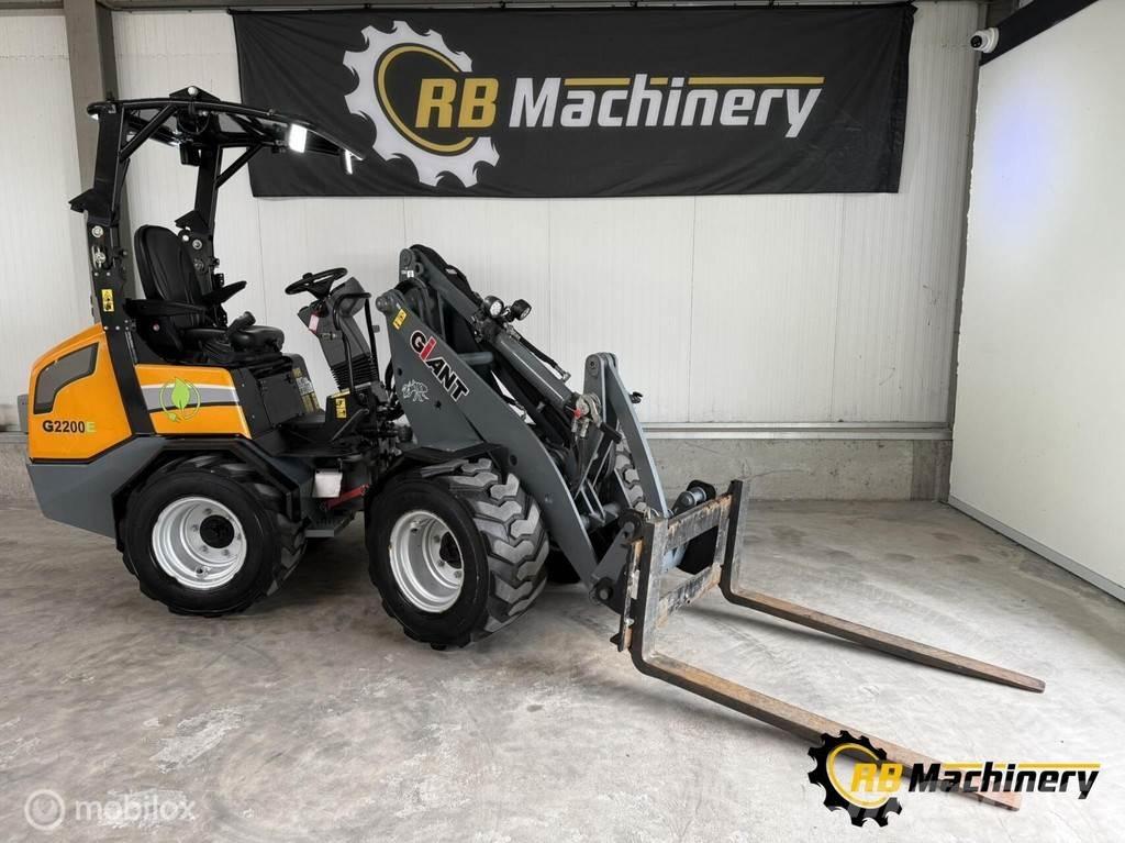 GiANT G2200E Фронтальные погрузчики
