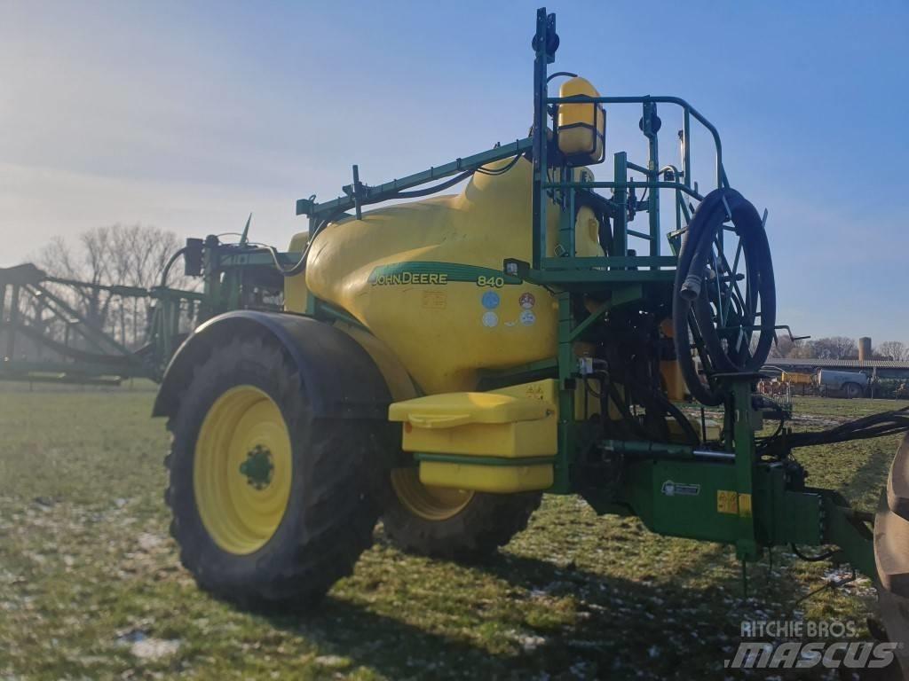 John Deere 840 Прицепные опрыскиватели