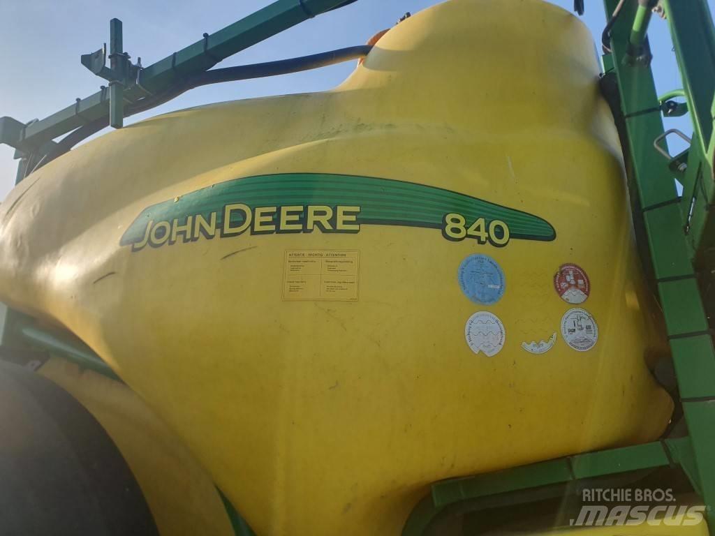 John Deere 840 Прицепные опрыскиватели