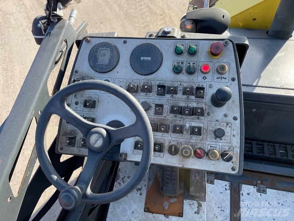 Bomag BF 300 P Асфальтоукладчики