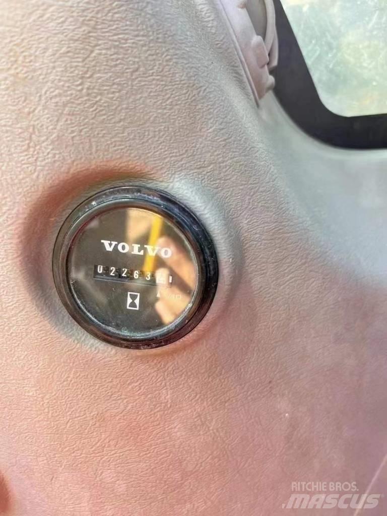 Volvo EC 220 Гусеничные экскаваторы