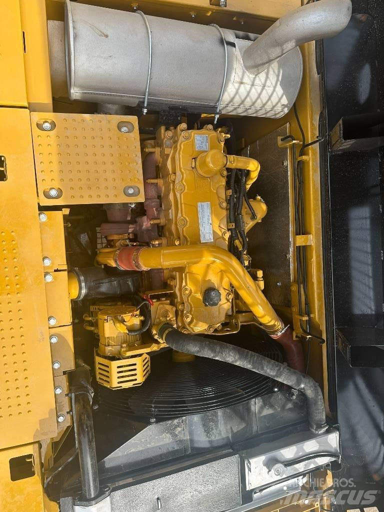 CAT CAT330 Малые экскаваторы 7т-12т