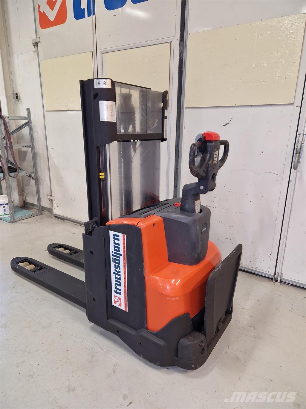 Toyota SWE200D Самоходные электроштабелёры