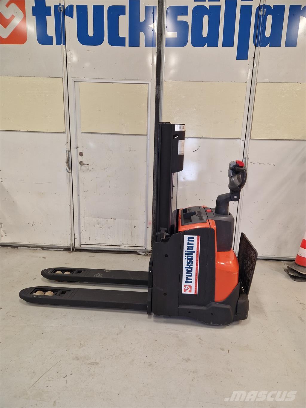 Toyota SWE200D Самоходные электроштабелёры