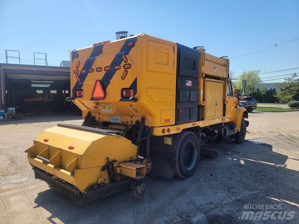 International 4700 Уборочные машины
