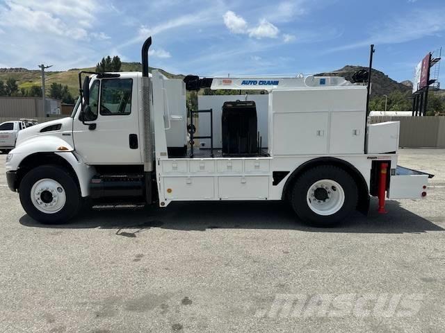 International 4300 Комбинированные дорожные машины